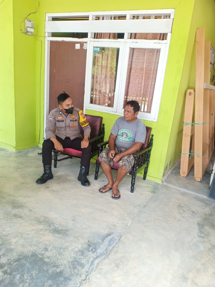 Menindaklanjuti Arahan Kapolres Gorontalo Kota Bhabinkamtibmas tomolobutao selatan Melaksanakan Sambang (DDS) ke Masyarakat Binaan Bersilaturahmi sekaligus memberikan Himbauan dan Pesan pesan Kamtibmas 
#PolriPresisi
#PolresGorontaloKota 
#KapolresGorontaloKota 
#polsekdungingi