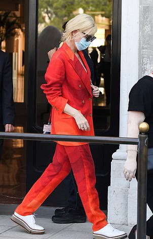 BlanchettMs's tweet photo. Cate in sneakers π #vff2020 https://t.co/S4nF1Y6Nso