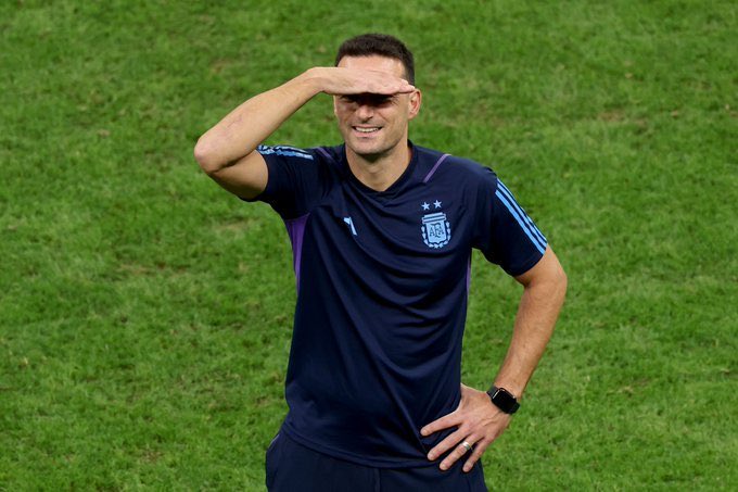 Pampa139's tweet photo. Scaloni buscando a Ruggeri, al pollo y a toda la runfla que lo operó. https://t.co/Bv9KGBaOjf