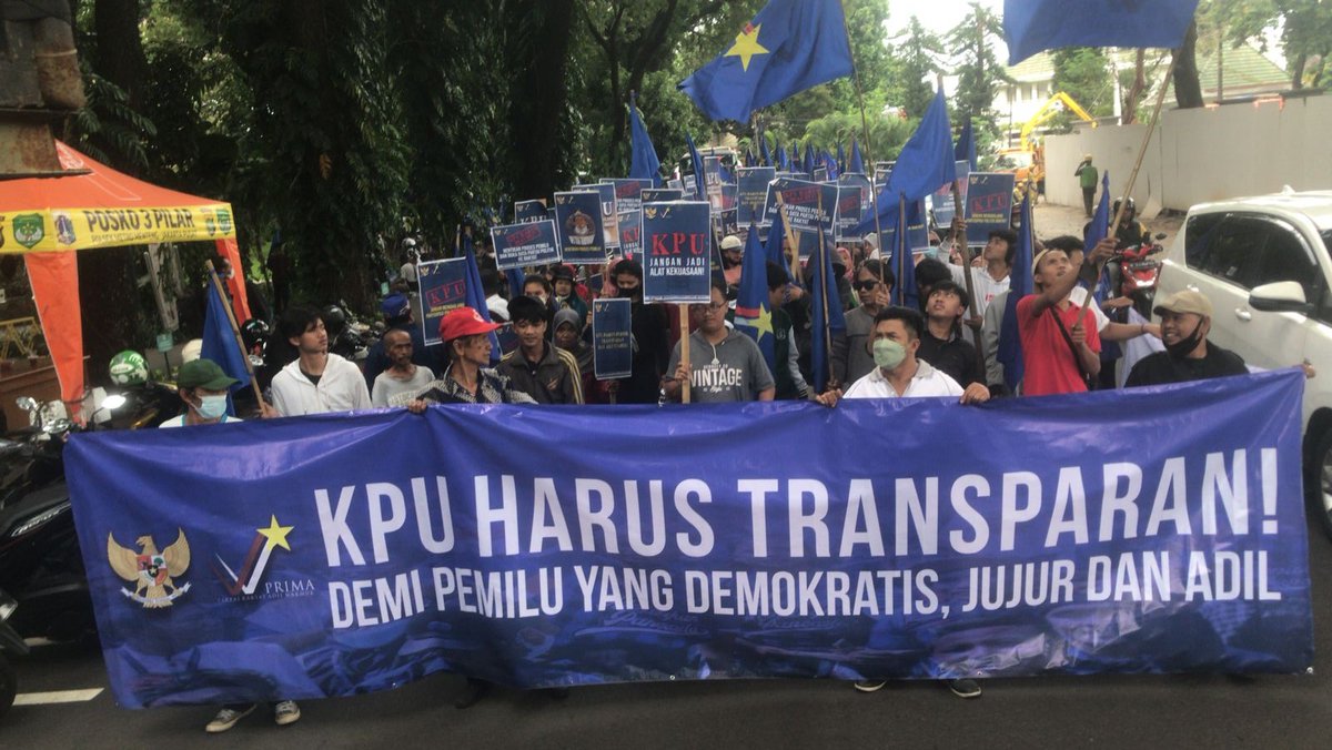 Anshar_Manrulu's tweet photo. Hari ini, DPW PRIMA DKI Jakarta kembali melakukan aksi unjuk rasa ke kantor @KPU_ID , menuntut #AuditKPU , transparansi data hasil verifikasi administrasi dan faktual, buka ke publik. https://t.co/av2ahpUn9h