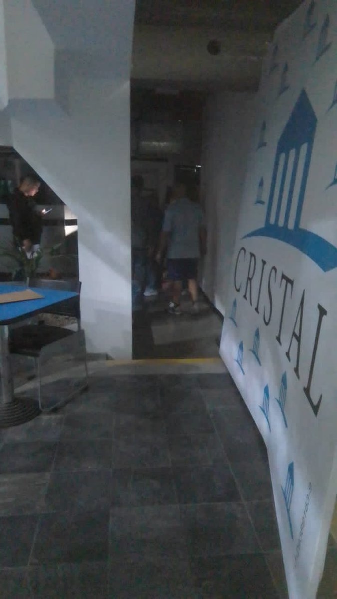 webnotitarde's tweet photo. #Ahora | Reportan situación irregular con presuntos rehenes en las instalaciones del Centro Comercial Cristal, ubicado en el municipio de Naguanagua, estado Carabobo. Autoridades en el lugar...

Noticia en desarrollo

Fotos: Notitarde https://t.co/OFRSgfmOM1