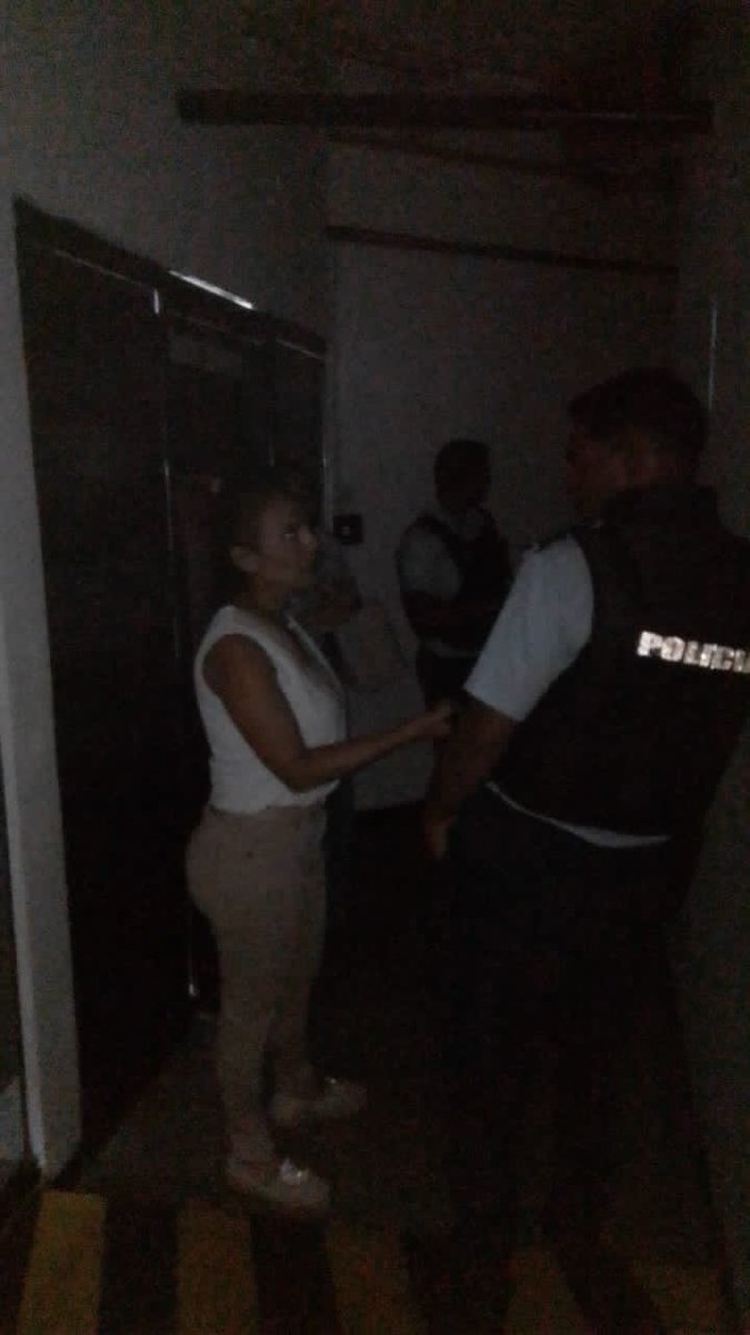 webnotitarde's tweet photo. #Ahora | Reportan situación irregular con presuntos rehenes en las instalaciones del Centro Comercial Cristal, ubicado en el municipio de Naguanagua, estado Carabobo. Autoridades en el lugar...

Noticia en desarrollo

Fotos: Notitarde https://t.co/OFRSgfmOM1