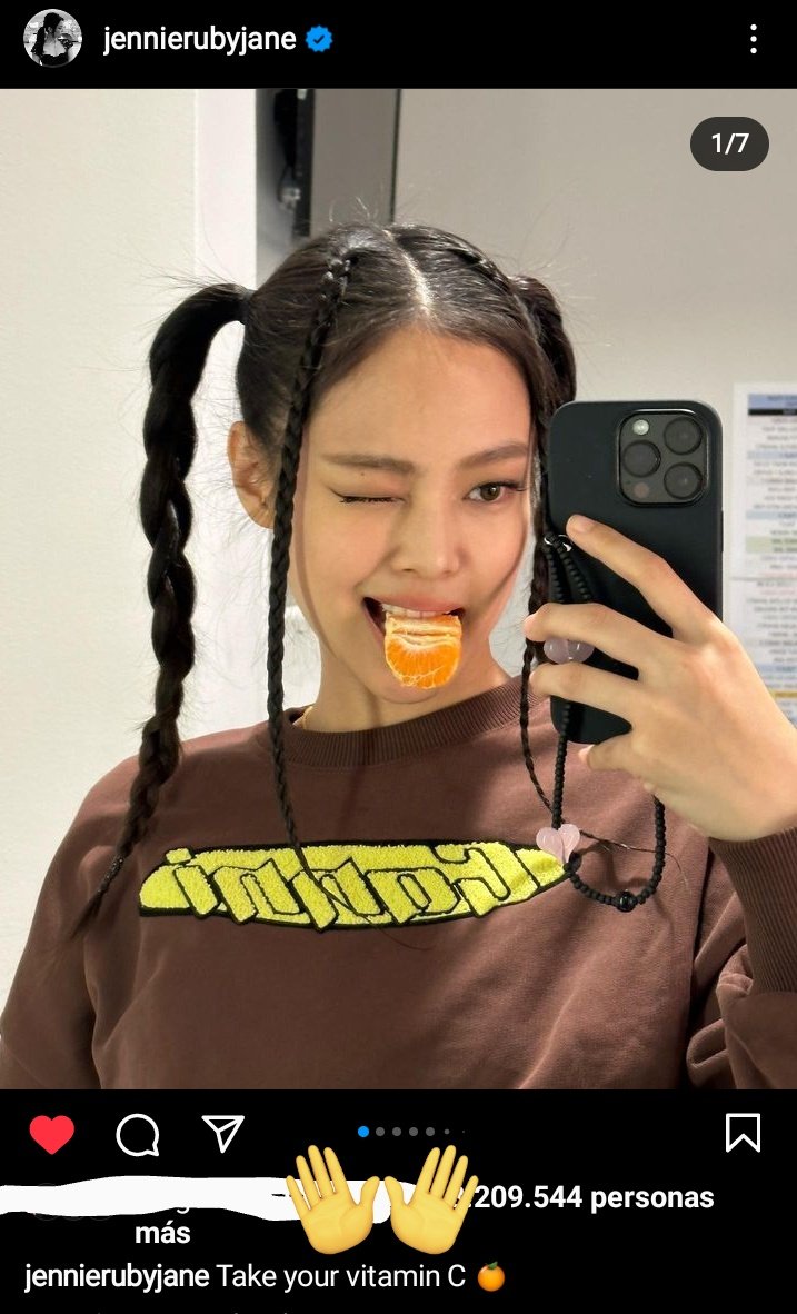 Rosiesmilecute's tweet photo. Jennie: " Toma tu vitamina C" 🍊👀👀 https://t.co/VFTwjylgXV