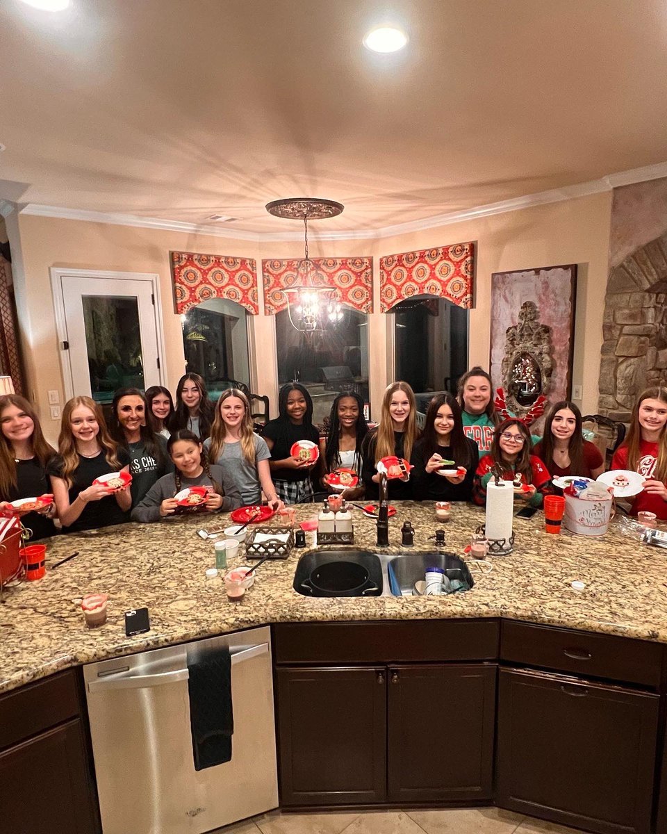 HofiusCheer's tweet photo. Our annual Hofius Cheer Christmas Party was so fun! The girls made Mrs. Marder’s PHS class hot cocoa, we decorated ugly Christmas sweater cookies, and had the best (not-so) Secret Santa exchange! HAPPY HOLIDAYS! 🎄💚❤️ @HofiusKISD @bekahmarder https://t.co/Kr8jAfwGnG