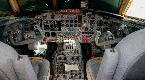 Forbes_TH's tweet photo. “Elvis Presley's 1962 #LockheedJetStar” หนึ่งของสะสมล้ำค่าทางประวัติศาสตร์ชาวร็อกที่ตั้งตระหง่านในทะเลทราย New Mexico อาจเป็นของคุณ เมื่อเครื่องบินเจ็ต JetStar โดย #Lockheed1329 ของศิลปิน #ElvisPresley กำลังถูกนำขึ้นประมูลอีกครั้งในเดือนมกราคม 2023 [1] https://t.co/AmX1AXOy41