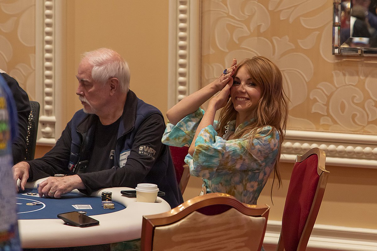 JasonSD22's tweet image. 2022 Stream Team Invitational Poker Tournament. @LynnGilmartin making sure no one can get a read on her. @ClubWPT