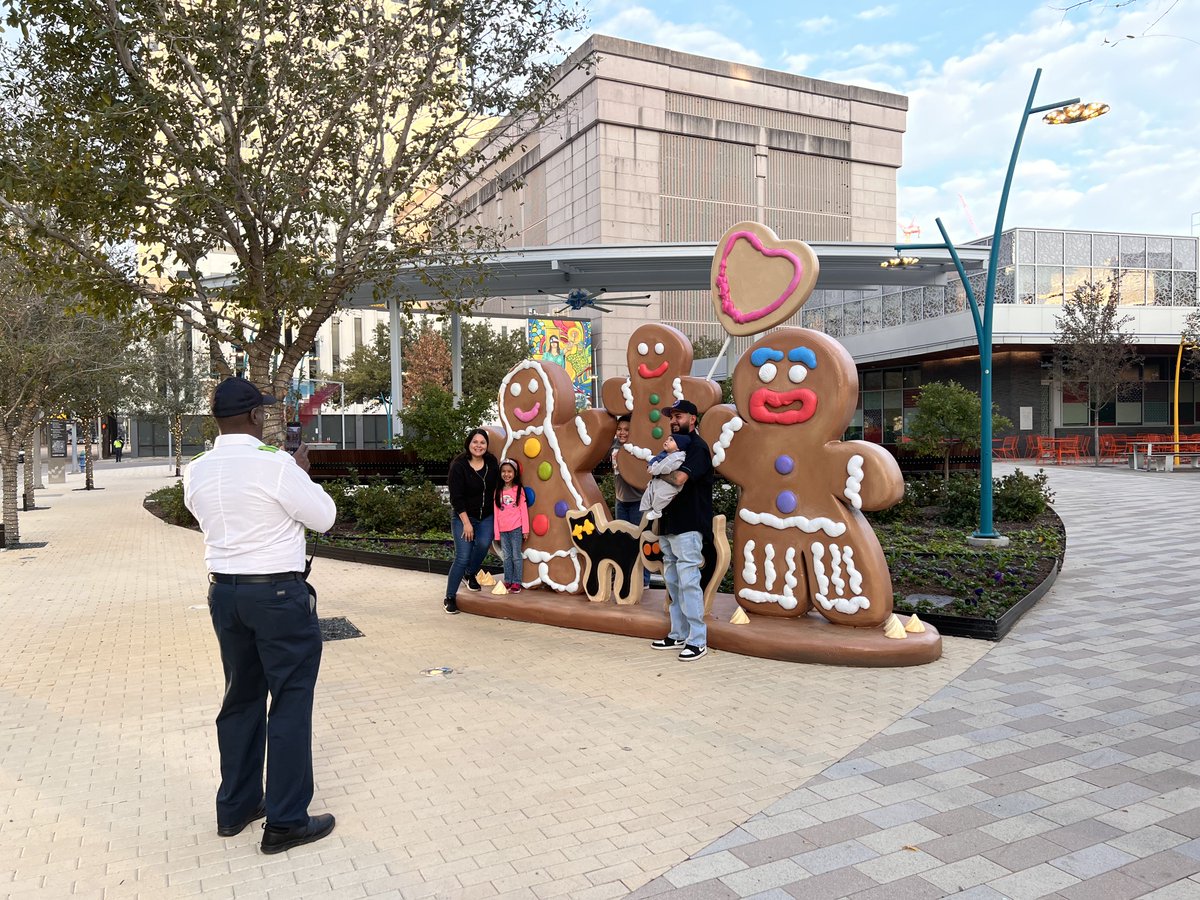 POV: You're enjoying the holidays in #DowntownHouston. 🎄❄️

Visit the 🔗 to explore holiday lights, activations &amp; events during City Lights Holiday Downtown Magic; from now until January 2.  #CityLightsHOU

bit.ly/3OUxPk0