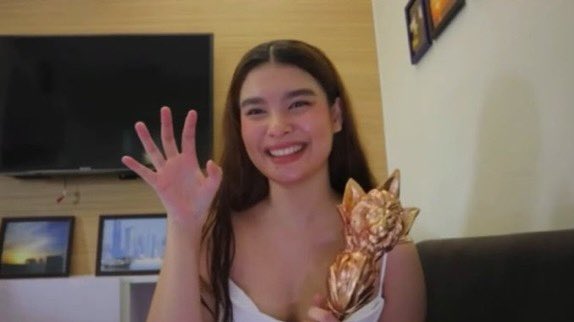 Badass072's tweet photo. Sa mga bitter pa din UpTo now hahahha ito nga pala ang trophy hawak ni bebu gusto niyo makishare? Di pwd eh soloist siya oppps 🤭😅 isa lang masasabe ko sa inyo "RAWWWRR"💛 

ANJI FAVORITE NEWBIE
#AnjiSalvacion https://t.co/LhdO3Ihwtv