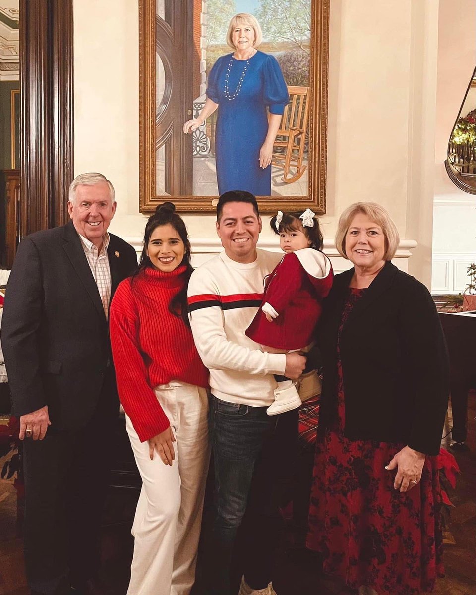 IsraelBaezaMO's tweet photo. Christmas time at the People’s House 🎄🎁 https://t.co/sGiFcPQhbM