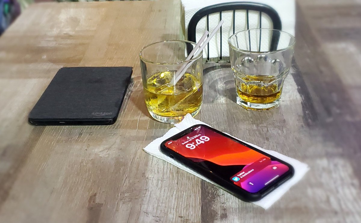 aneudydeleonm's tweet photo. Tomar un traguito de #Buchanans🥃, mientras lees en una #Kindle de Amazon, no tiene precio. #Autenticidad #SinPoses #HombreNatural
¿Qué dice el público? ¿Esta mal? https://t.co/gZ8D5rFAkH