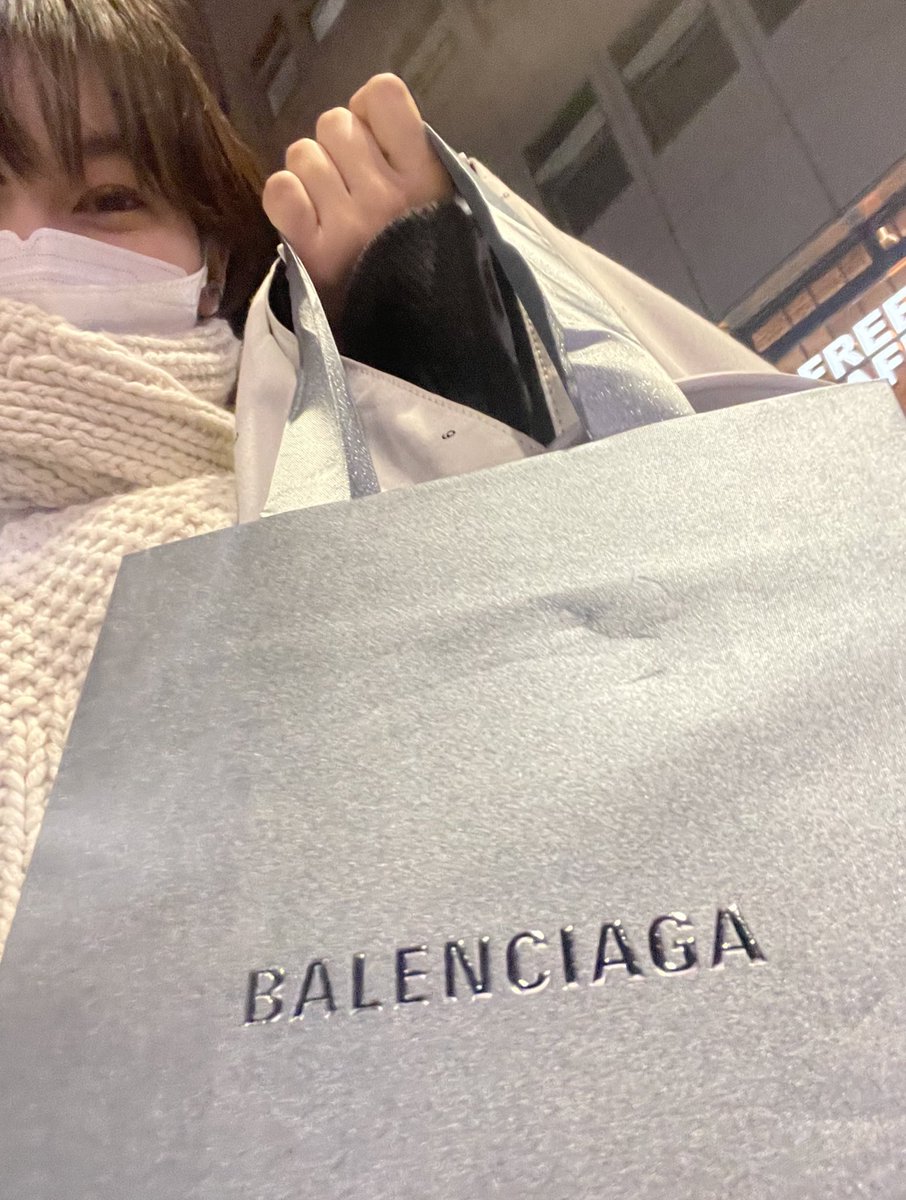 誕生日プレゼントにBalenciaga のお財布をもらった😳😵‍💫嬉しい、、！22歳も頑張る活力になったー！🫶🏻

#日常垢 #日常垢さんと繋がりたい
 #古着