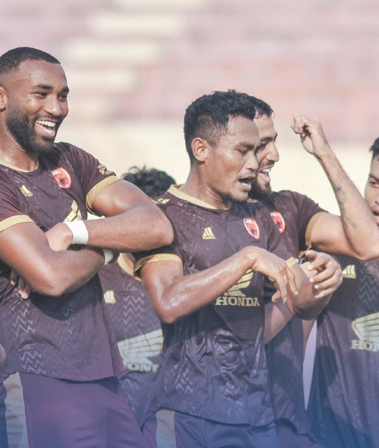 Mau mengulangi tweet ini :

135 org yg meninggal itu adalah suporter spkbola, pergi ke stadion menonton bola &amp; pulang tinggal nama

Bahkan utk sekedar menghormati 135 nama ini dgn HANYA pakai PITA HITAM, klub &amp; pemain tdk mau melakukannya 

Cukup ini jd alasan tdk menonton Liga 1