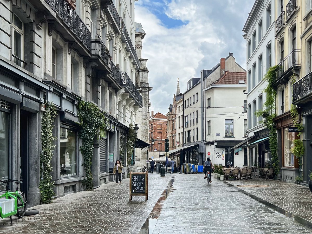 Qagggy's tweet photo. Cities aren’t crowded. They’re just full of cars. https://t.co/8Km0JfU72T