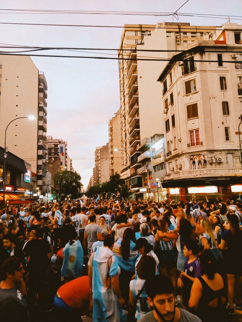 Corrientes y scalabrini, con los bombos d los movilizadores de villa crespo, la hinchada, los vendedores d cerveza, las banderas, los bailes y los saltos, simplemente hermoso