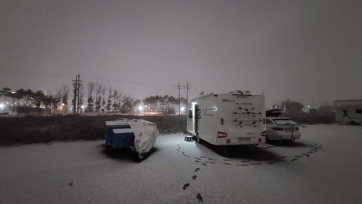 fesdu's tweet image. snowing