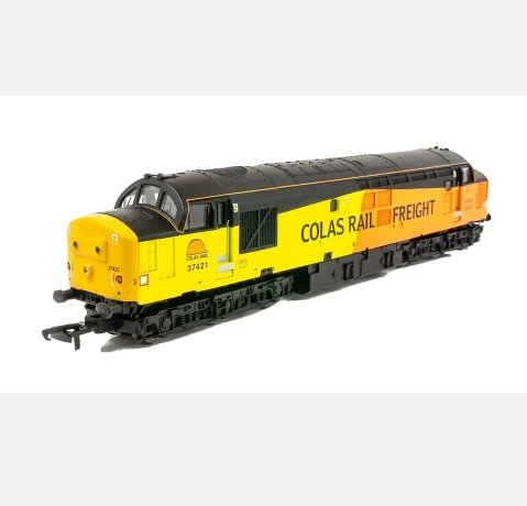 MartynWilliams6's tweet photo. Colas Rail's 37421, one of only three 00 gauge Class 37s I'll be receiving in the post, the other two being 37714, already received, and 37057 "Viking". Both in EWS livery
#colasrail #colasrailfreight @ColasRailUK @hornby #class37s #theclass37s #the37s #EnglishElectricClass37 https://t.co/mjtkAUq1lD