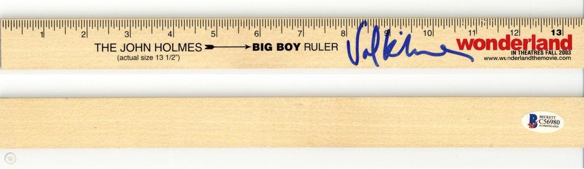 13.5인치 대물 포르노 스타를 연기하며 바지벗는 걸 걱정하지 않고 페이크딕도 필요없다고 말하는 패기의 발킬머 원더랜드 굿즈 룰러는 사실 인치 룰러임 13.5인치면 34.3cm정도 되네