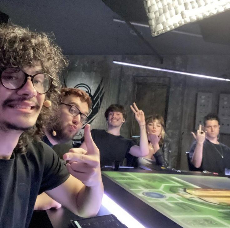 nahtrovi's tweet photo. Pessoas que eu ADORARIA ver como Player em "Ordem Paranormal"

A Thread... 👽 https://t.co/OqPKGjV4RF