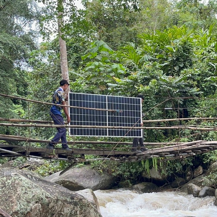 ENACT_Partners's tweet photo. The heavy rains couldn't dampen the light of solar electrification for three houses in an off-grid Semai village in Peninsular Malaysia, thanks to significant contribution from our project partners. Read more here: https://t.co/3iqomfQ0Qs #ruralelectrification #energyaccess https://t.co/4qxGhJOcsF
