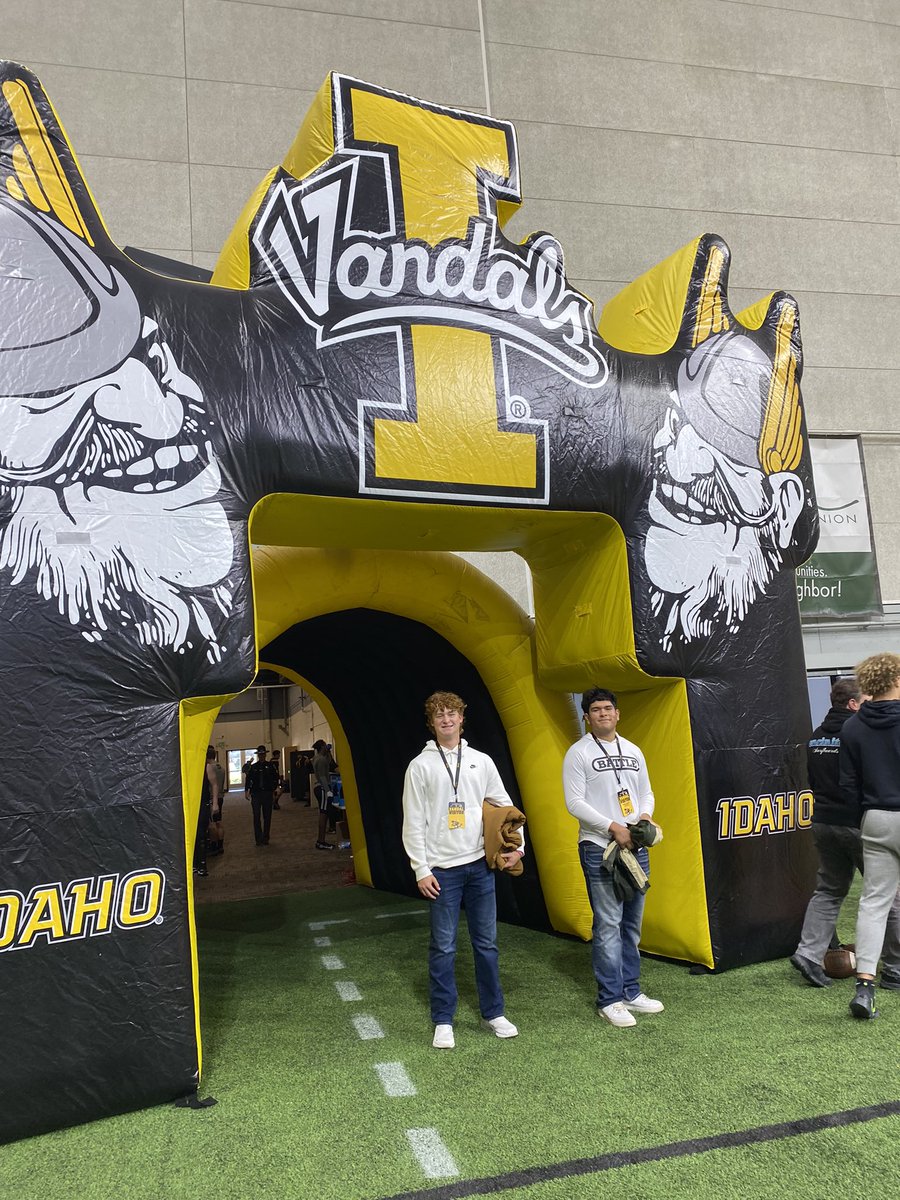 _jacksonbrooks's tweet image. Thank you @Coach_Eck and @VandalFootball for the hospitality! 11/5/22. @MattLinehan_10 @Coach_Sutt @Booof38 @TylerYelk @coach_asuega @RobAurich @CoachTFord @LukeSchleusner @DanielVal57 @BrandonHuffman @RivalsFriedman @NorCalPreps @CoachPerrone