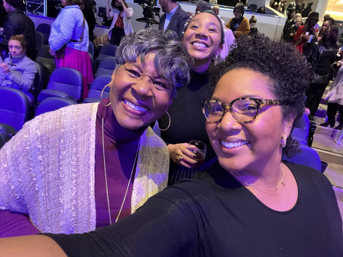 🎤 | Auntie <a href="/MichelleObama/">Michelle Obama</a>, we out here tonight, needing all the #BlackGirlMagic you and Auntie <a href="/Oprah/">Oprah Winfrey</a> have to offer us. #TheLightWeCarry #family #sisters #DecemberBabies #birthday