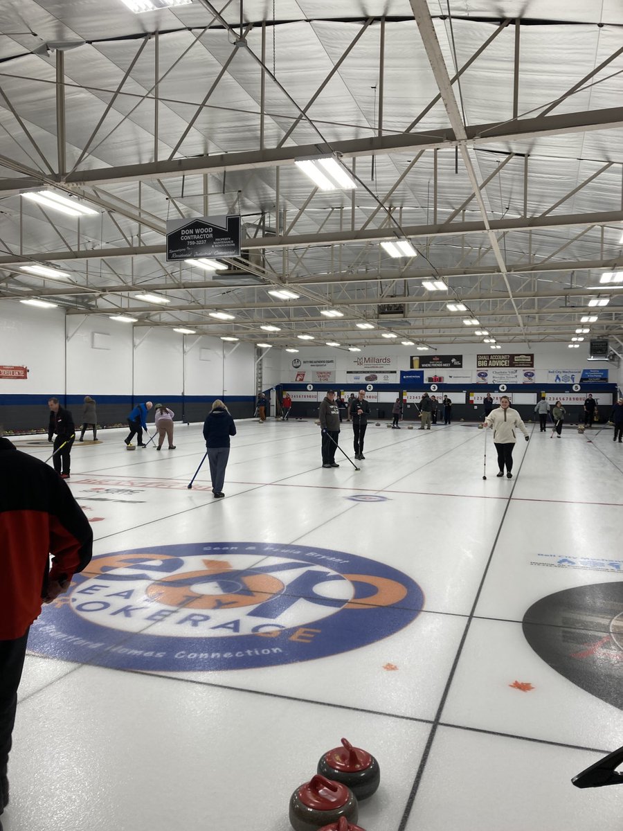 The Fall Session of Learn to Curl ⁦<a href="/BrantCurling/">Brant Curling</a>⁩ wrapped up tonight with the graduates and other novice league players enjoying a mini bonspiel.  What a great bunch of new Curlers!! #trycurling