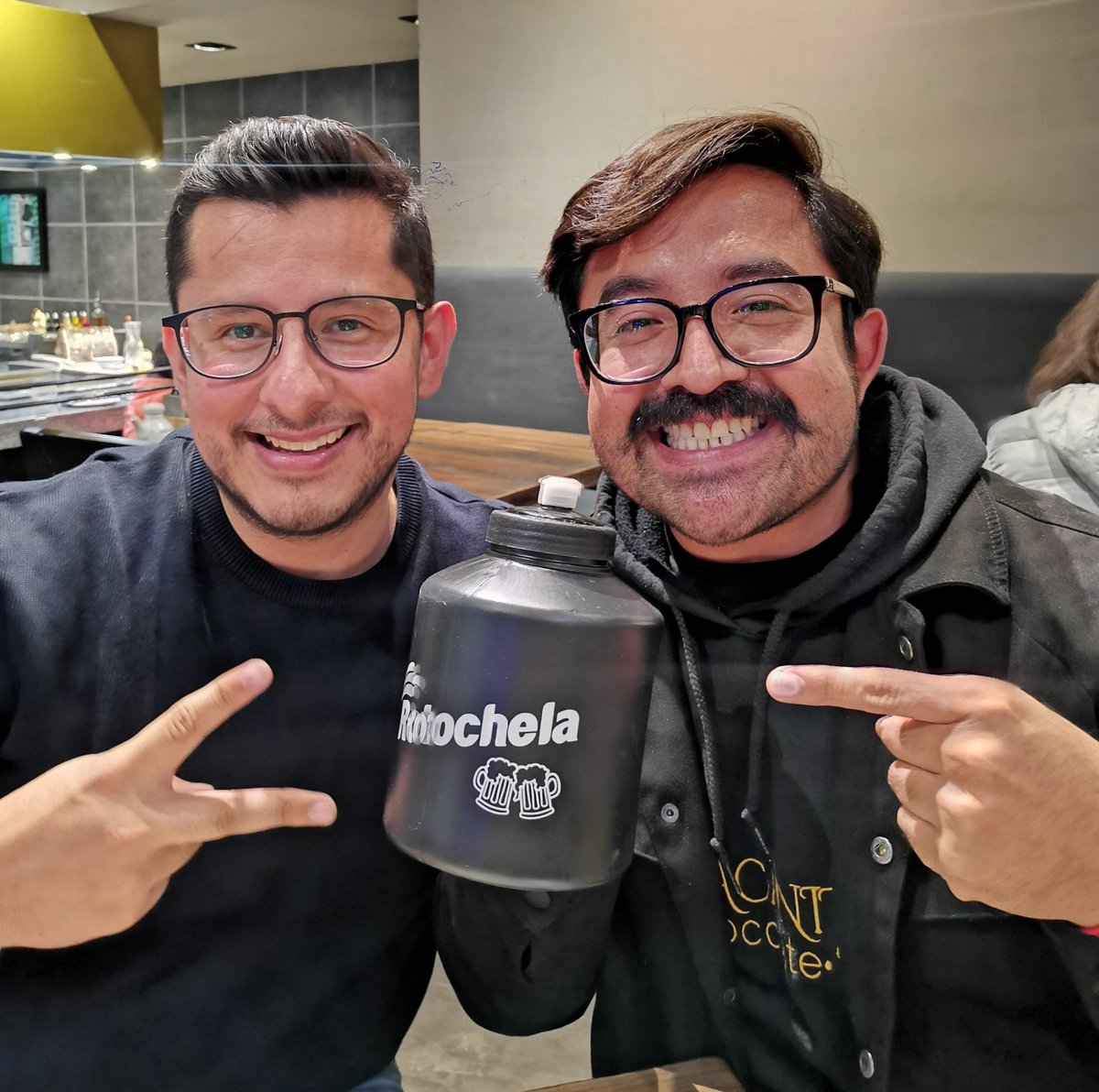 germsant's tweet photo. ¡Mi chimbombito favorito me dio un regalazo! #Rotochela @betovaldivia7 https://t.co/orID0XRu19