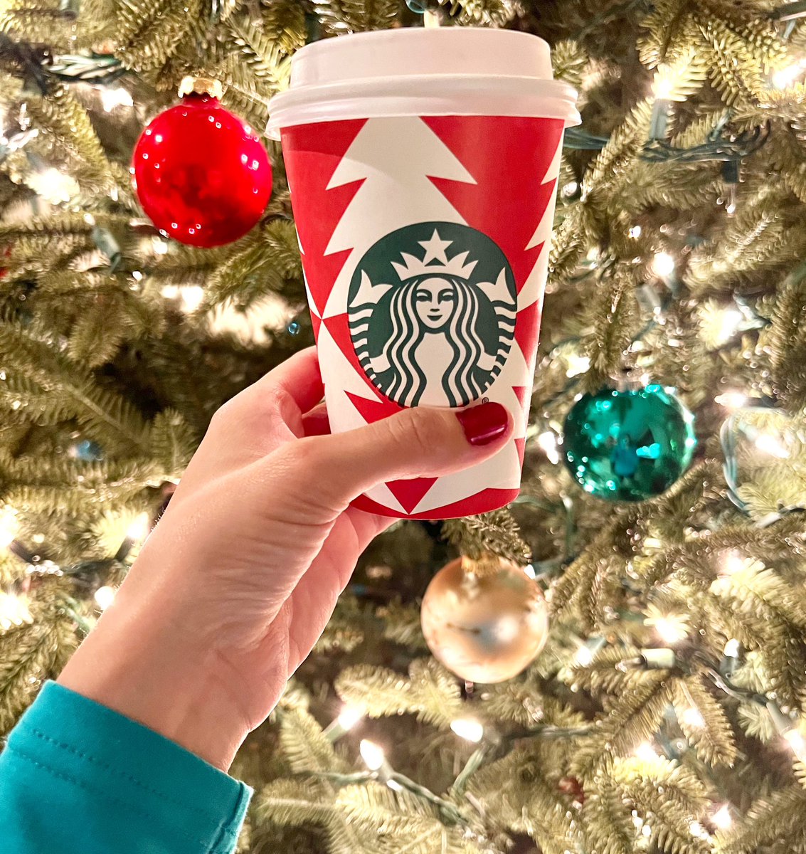 FoodwithMcD's tweet photo. Feeling festive ❄️🎄💕@Starbucks https://t.co/47zF9WXbCm