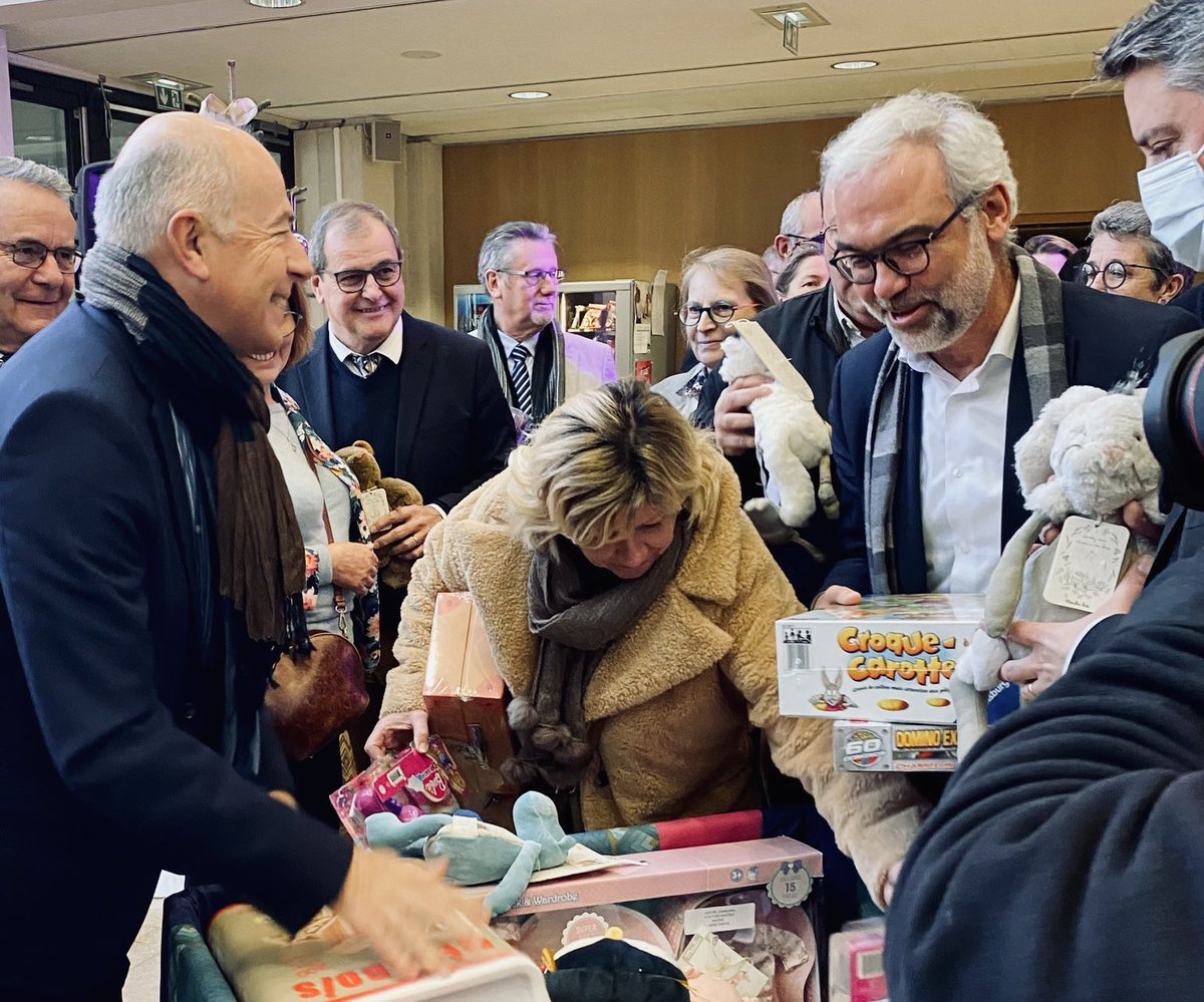 democratie44's tweet photo. La solidarité est la 1è compétence de @loireatlantique 👉🏻Vos élus ont enfilé la tenue du🎅🏻en offrant des jouets (du 44 évidemment) pour les enfants accompagnés par les précieuses assos @CroixRouge @restosducoeur @SecoursPop 👉🏻Faites comme nous remplissez la hotte au Département🙏 https://t.co/w9R7xIbRZ7