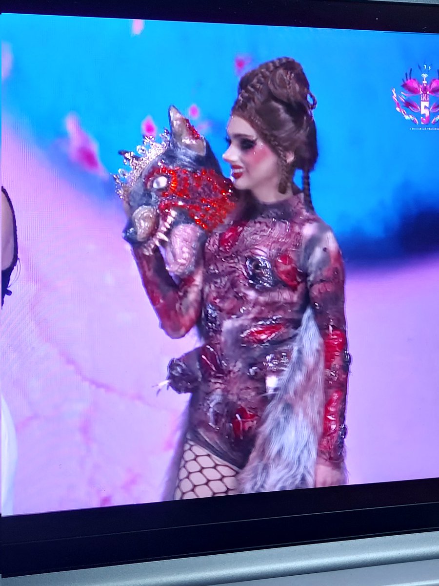 Cathulhux's tweet photo. Que genialidad, te las mandaste Hidden 🤍🍒✨️#LMD5Final #lmd5 #LMD #LaMásDraga5 #TeamHiddenMistake 🐰🐺 https://t.co/fE9Gbn0KKf