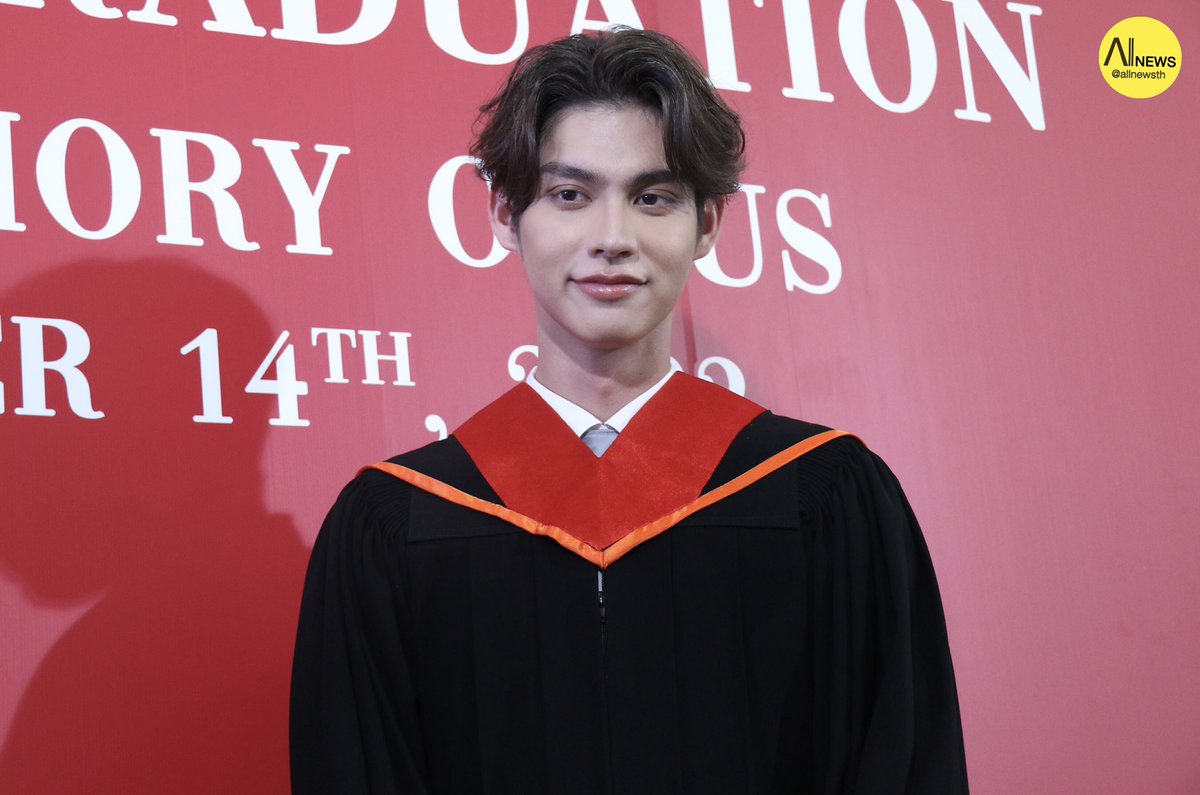 AllNews_th's tweet photo. ขอแสดงความยินดีกับบัณทิตใหม่ป้ายแดง หนุ่ม "ไบร์ท-วชิรวิชญ์ ชีวอารี” นักแสดงจากค่าย #GMMTV ที่สำเร็จการศึกษา สาขาวิชาการตลาด (หลักสูตรนานาชาติ) คณะบริหารธุรกิจ มหาวิทยาลัยกรุงเทพ

#bbrightvc 
#BrightGraduation https://t.co/l9UfHASzpV