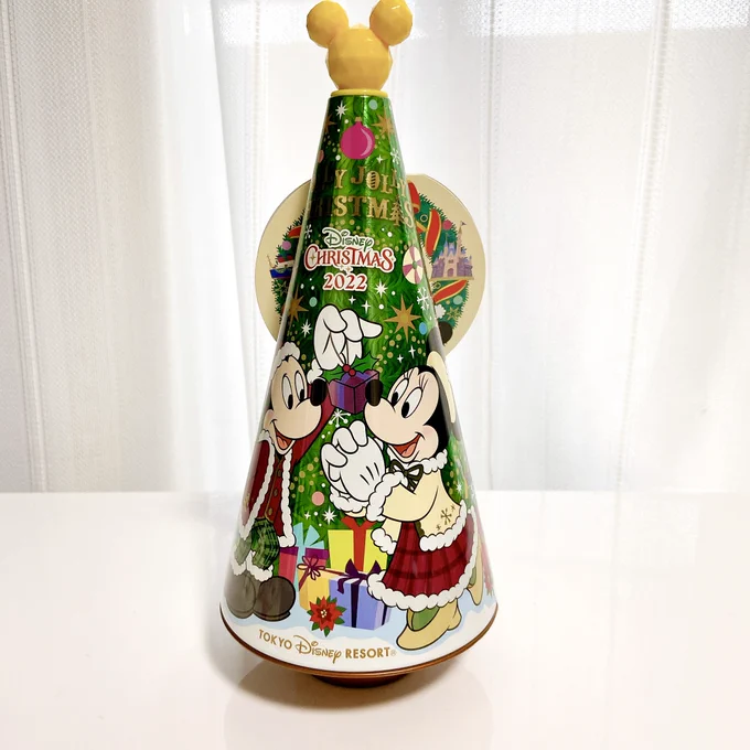 【ディズニーランド】これ買うために行くレベル。クリスマス限定の「1000円お土産」がむちゃくちゃ可愛い!  ディズニーの「チョコレート缶」がクリスマスツリーみたいで可愛い見た目も味も素晴らしくて、クリスマスディズニーのお土産にぴったりですよ〜! 