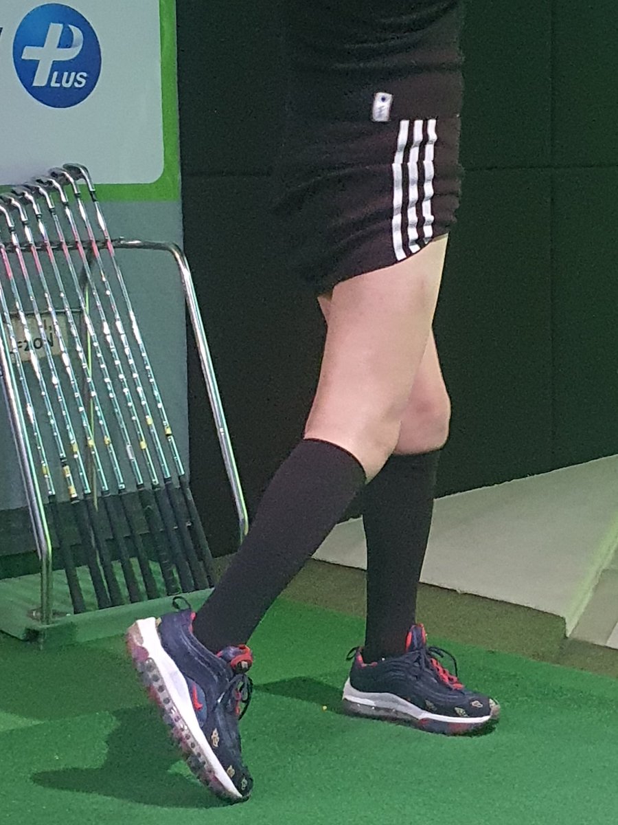 매번 스크린 갈때 츄리닝입고 가더만 갑자니 골프치마를 입고 가네요
물론 치마속은 션한 차림이고~~
난 더 시원하라고 치마 앞부분 말아올리고~~