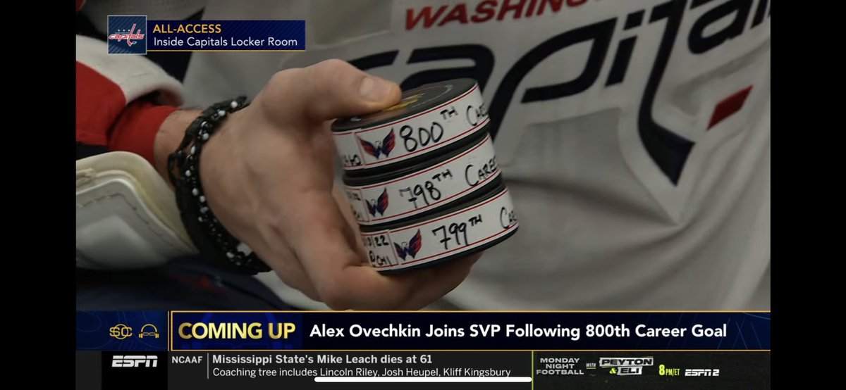 pranu's tweet image. ⁦@ovi8⁩ you rock! Congratulations on 800! Can’t wait to continue seeing you and the team at home! But the order of you holding those pucks… GAH!!!! 😞🤣