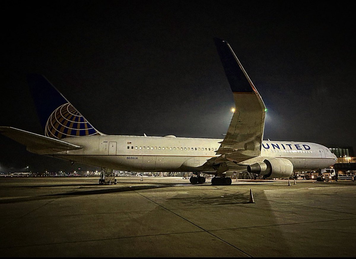 Sleeping beauty 💙 aircraft #6686 resting before she heads back to @EWRairport operating as UA883 from LHR #Beingunited #weareLHR #weareunited