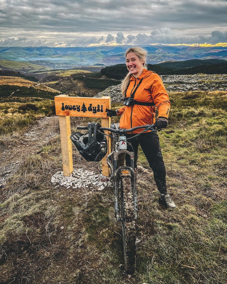 When was the last time you did something for the first time?
Check out @Corkicycleco  ⚙️ Credits to @wolf.girl.mtb❤️‍🔥

#finaleligure #missthesun #emtb #endurogirl #downhillgirl #mtbstyle #ridewithstyle #bereal #winterbiking #mountainbikelifestyle #dhgirls #ytcapra