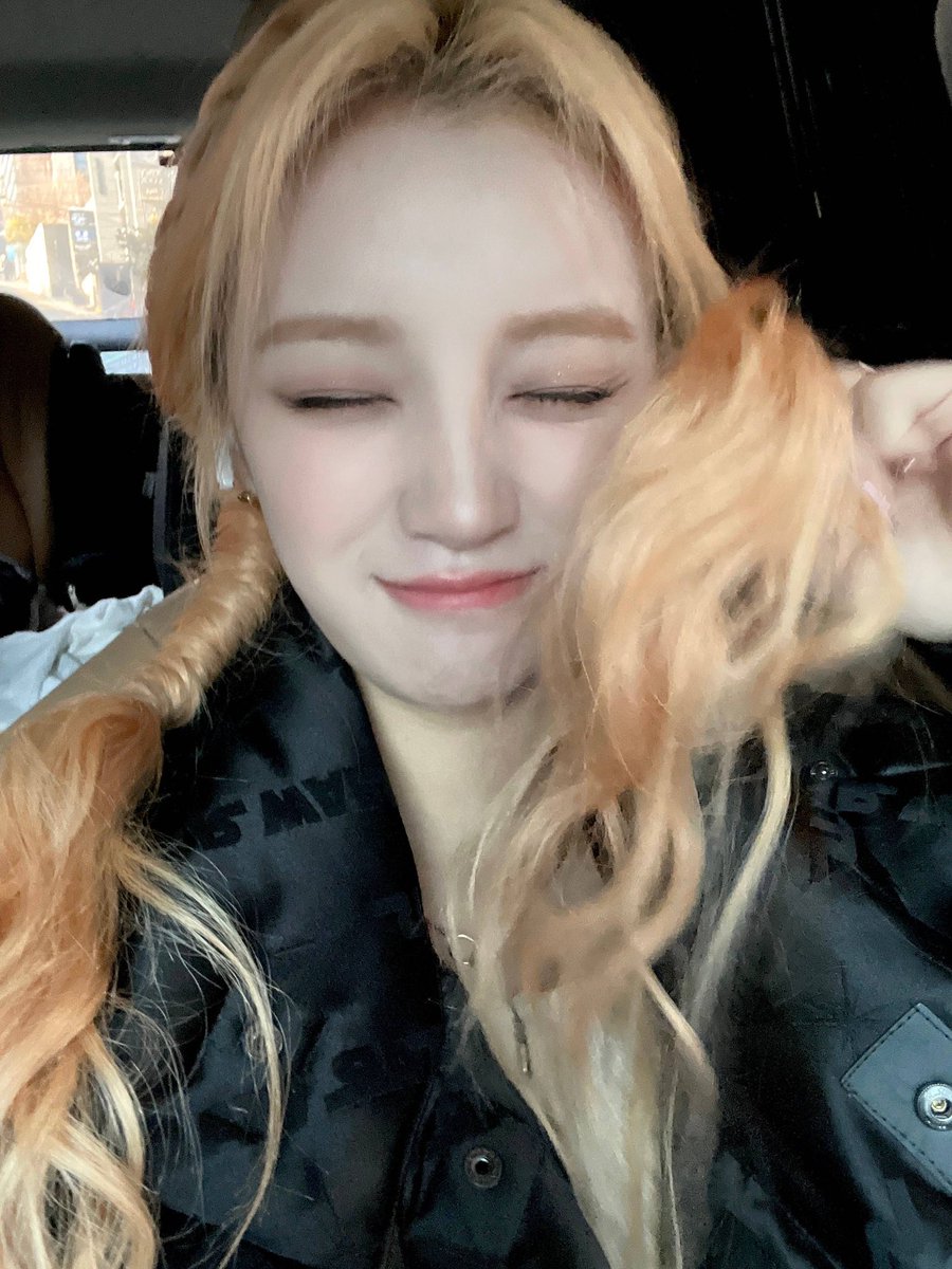 yuqi pics on Twitter: "221214 yuqi weibo"