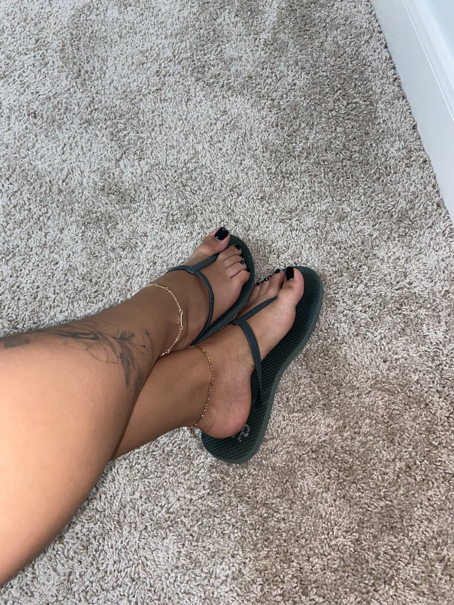 latiinatoesiies's tweet photo. RT if you’re obsessed with flip flops https://t.co/jH1lPjN9NN