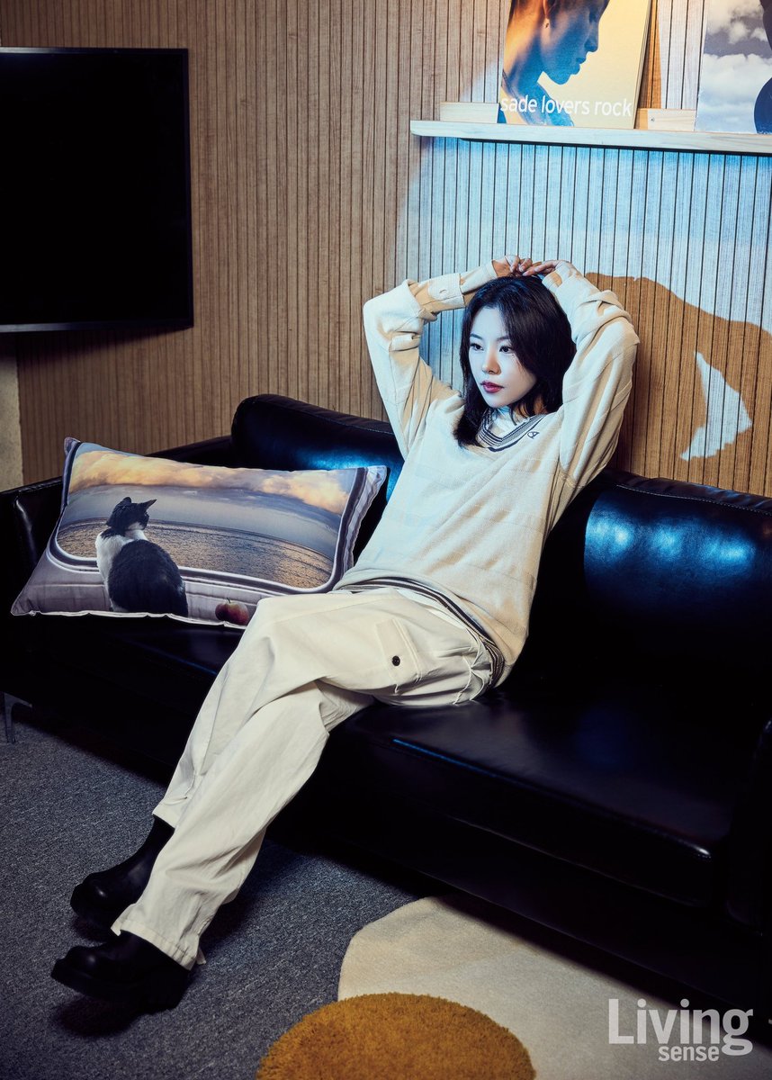 wheeix's tweet photo. wheein at her own studio https://t.co/cLz18CTAb1