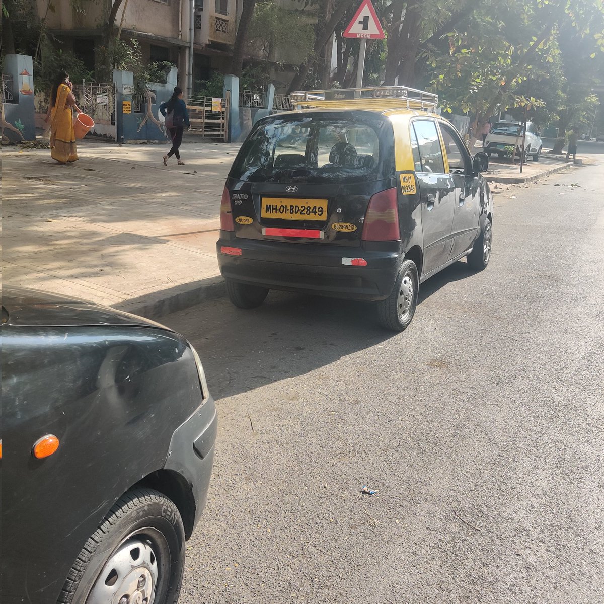IyerMimi's tweet photo. @NehalShahBJP @mybmcWardFN @DGPMaharashtra @CMOMaharashtra 
Taxi stands at lady jehqngir road mear ruia college are being used more as parking stand by these taxis as they refuse passengers to wadala stn or any nearby destination. Pls take some action. https://t.co/SxWyLowkZN