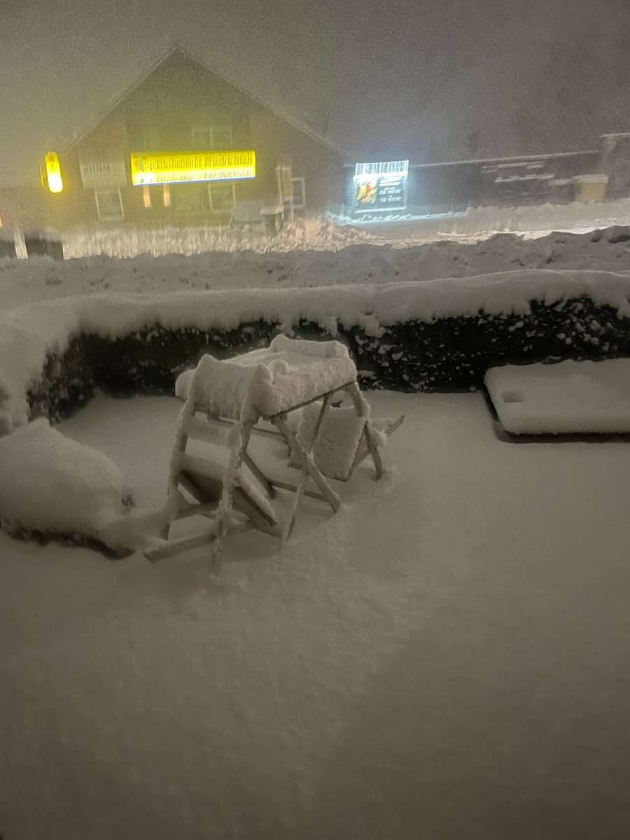 MarioKoblenz's tweet photo. @Kachelmannwettr Aktuell Wintergewitter und starker Schneefall in 25926, Schneehöhe jetzt schon knapp 10cm https://t.co/OHcZvptbw9