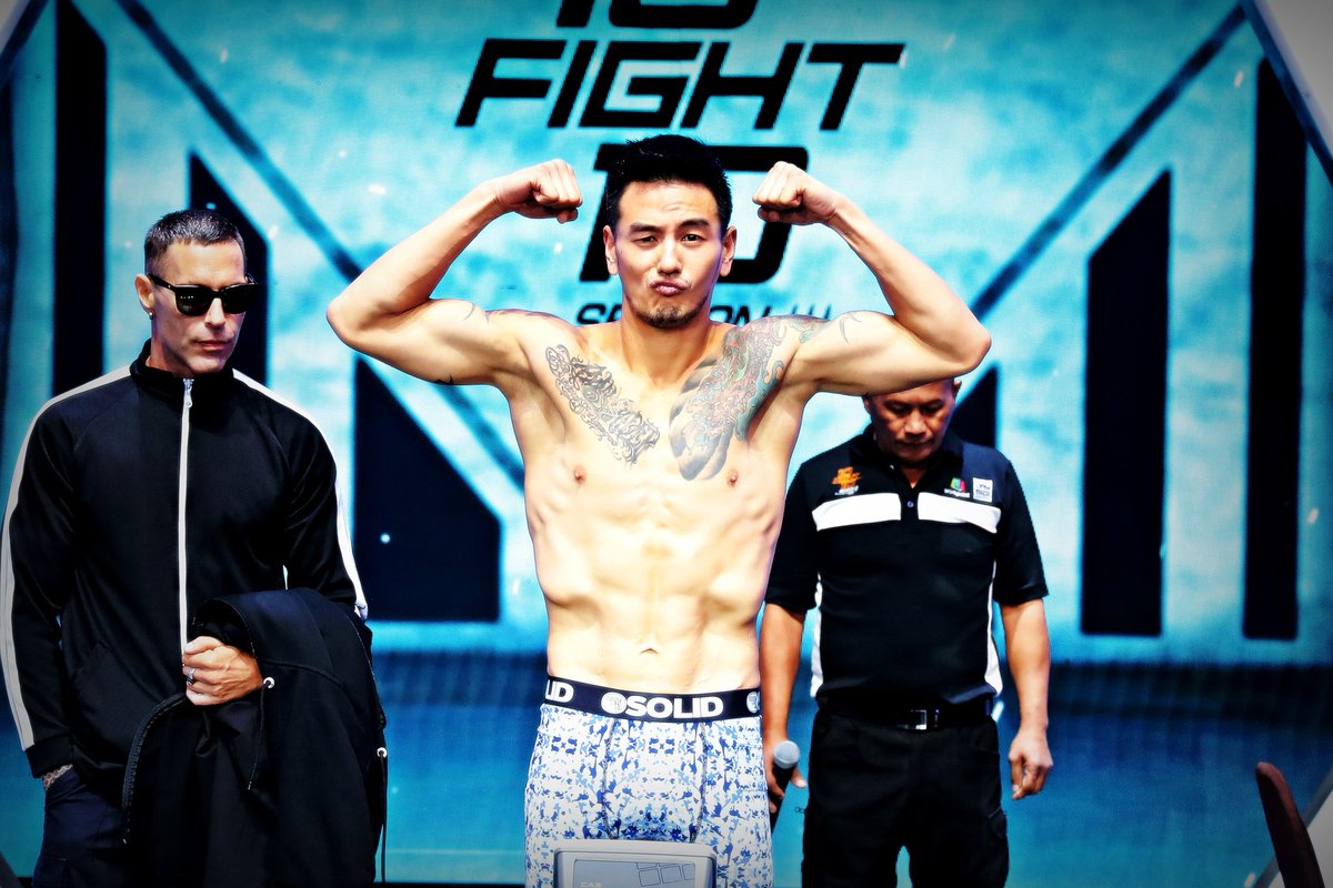 10Fight10's tweet photo. ความมันสุดดุเดือดกำลังจะเกิดขึ้น!!! #น็อกไม่น็อกเดี๋ยวรู้กัน
.
🥊คู่ที่ 10 "กาย รัชชานนท์" #ทีมขาว ชั่งได้ 69.7 kg.  ปะทะเดือด "บีม ศรัณยู" #ทีมดำ ชั่งได้ 70.7 kg.
.
📍 จัดหนัก! คืนนี้ ถ่ายทอดสด เวลา 20.05 น. 
 .
#10Fight10Season3  
#WorkPoint 
#Workpoint23 
#เจมีดี 
#GSBATTERY https://t.co/LXQ9P0H2Gs