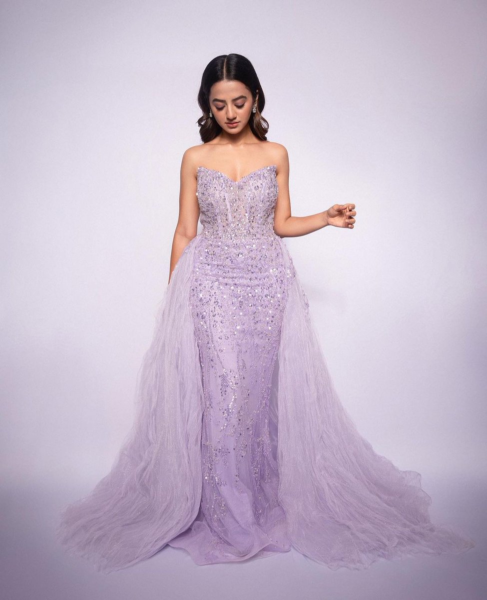 .<a href="/OfficialHelly7/">HELLY</a> turned fashionista mode on as she dazzled in a fabulous shimmery gown 😍❤️

#HellyShah #Actress