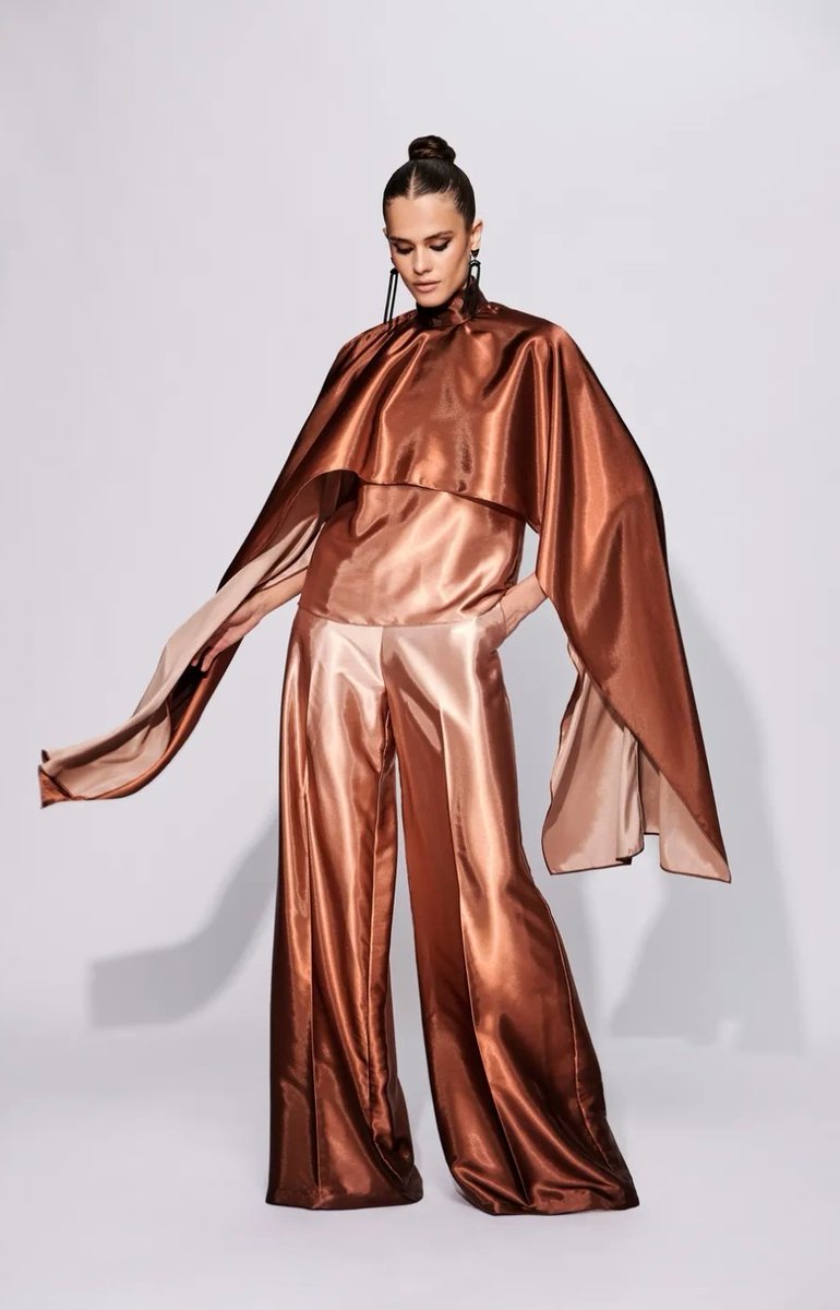 LadymiaMicky's tweet image. Collezione PreFall23 Christian Siriano
#ChristianSiriano #PreFall23 #moda #outfit #look #fashion #fashionstyle #style #fashionista #glam #glamour #trendy #tendenza #musthave #myfollowers #UnBacioFatato 👗😍😘