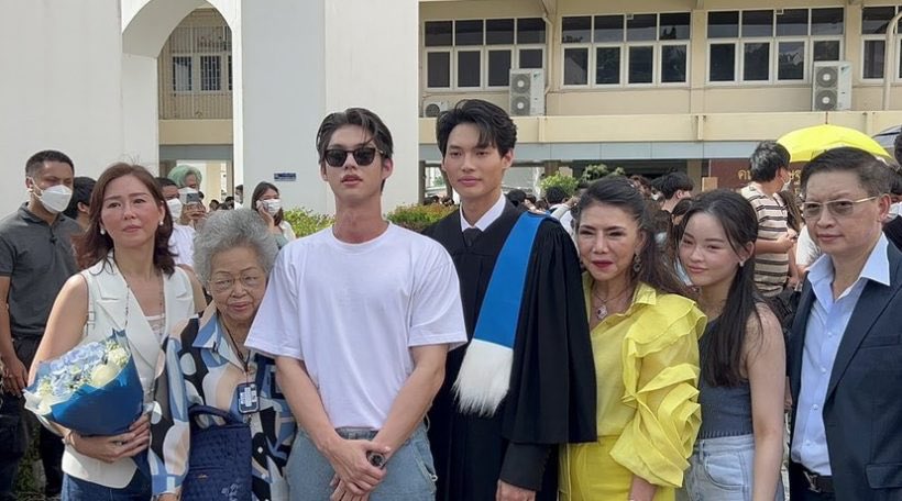 smileywinnie21's tweet photo. วันนั้นของน้อง วันนี้ของพี่ รอเก็บโมเมนต์ดีๆในวันพิเศษ ❤️👨🎓👨🏻🎓💙วันนั้นเป็นตากล้งยืนอยู่ตรงตำแหน่งนี้แล้วรอดูวันนี้จะมีอะไรเกิดขึ้นเหมือนวันนั้นไม่เอ่ย😉🥰
#ไบร์ทวิน
#BrightGraduation
#bbrightvc @bbrightvc ☀️🎓🤍
#winmetawin @winmetawin 🐰🎓💚
#WinGraduation
#BrightWin
🙏ctto https://t.co/nURcMLk8oW