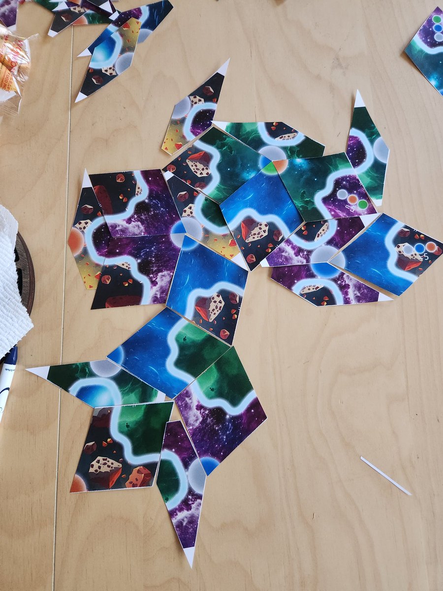 SinfulGamesLab's tweet image. Made a little prototype for an idea I had. Playing around, it's a lot easier to make un-expandable patterns than I expected... But I wonder if there's a strategy opportunity there. But it looks as good as I imagined, even as a paper prototype!