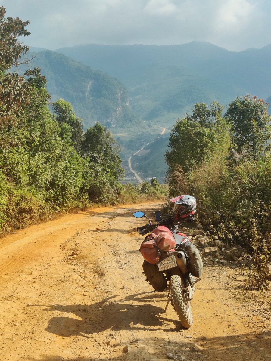 Besides the spectacular landscape, the village at the bottom had a working condition (allegedly) soviet tank sitting around, unfortunately army insisted not to take a picture.
#vietnamwar #laos