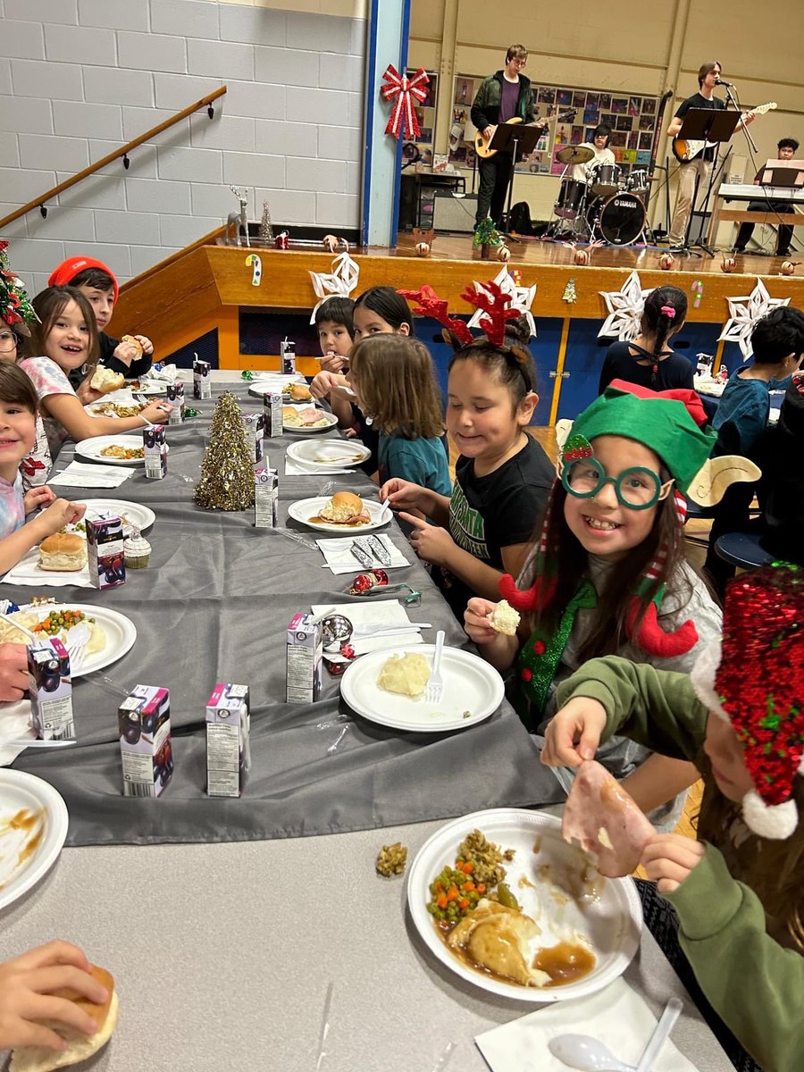 SchoolMckitrick's tweet photo. THANK YOU TO DISCOVERY CO-OP FOR THE DELICIOUS PAY IT FORWARD LUNCH!! #discoverycoop.  #payitforward.   #yummy.    #Christmas https://t.co/Dbge9IGBgd
