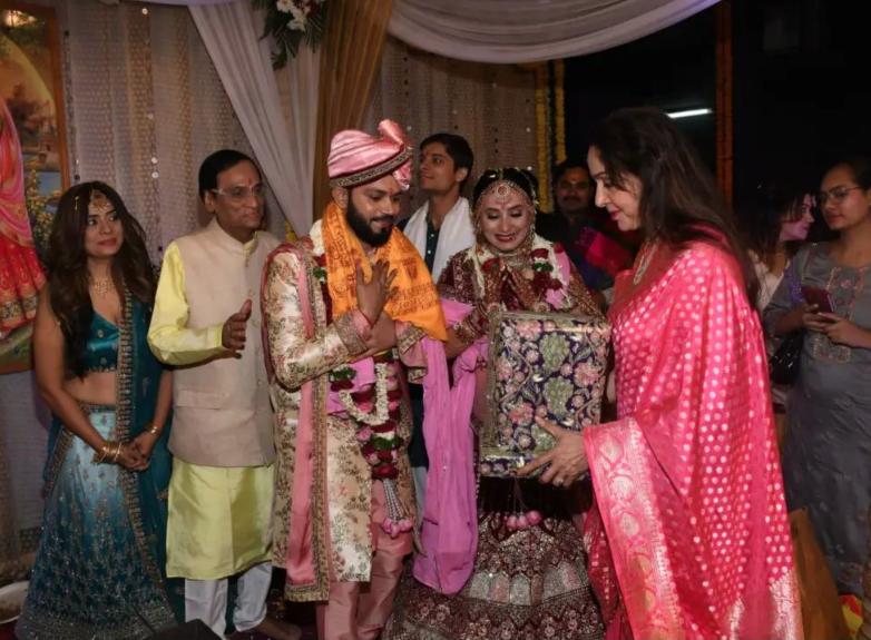 Star studded wedding reception of Akanksha Agrawal, daughter of Kavi Narayan Agrawal Das ji and Shobit Gupta attended by Smt Hema Malini, Anup Jalota, Pt Hari Prasad Chaurasia, & many more.

#narayandasagrawal #akankshaagrawal #shobitgupta #weddingreception #wedding #reception