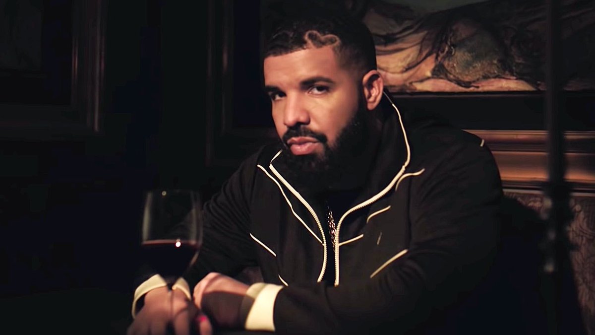 PopBase's tweet photo. Drake’s new custom necklace titled ‘Previous Engagements’ is made of 42 engagement rings to signify the 42 times he thought of proposing to women but didn’t. https://t.co/8DOCKTnEYM